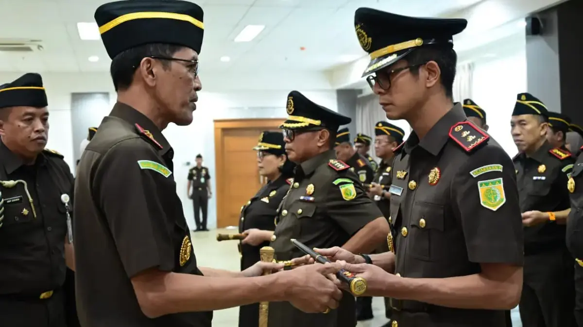 Banu Laksmana Resmi Dilantik sebagai Kepala Kejaksaan Negeri Cimahi Penyerahan Tongkat Komando oleh Kepala Kejaksaan Tinggi Jawa Barat, Hermon Dekristo pada Banu Laksmana sebagai