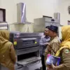 Anggota DPRD Jabar Aceng Malki saat di SMKN 2 Banjar. (dok.humas)