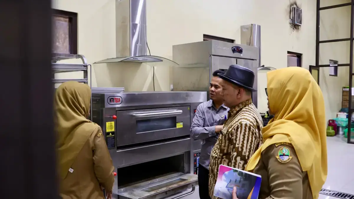 Anggota DPRD Jabar Aceng Malki saat di SMKN 2 Banjar. (dok.humas)