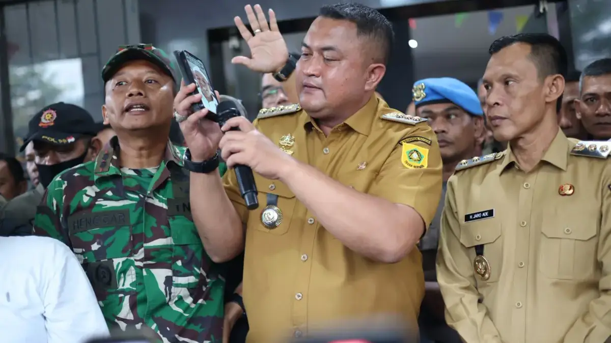 Bupati Bogor Tegaskan Jalur Khusus Tambang Masuk APBD 2026 Bupati Bogor Rudy Susmanto saat menelpon Gubernur Jawa Barat Dedi Mulyadi. Foto: Diskominfo