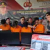 Empat Tersangka Customer Service Judi Online saat Diamankan Polres Cimahi (mong)