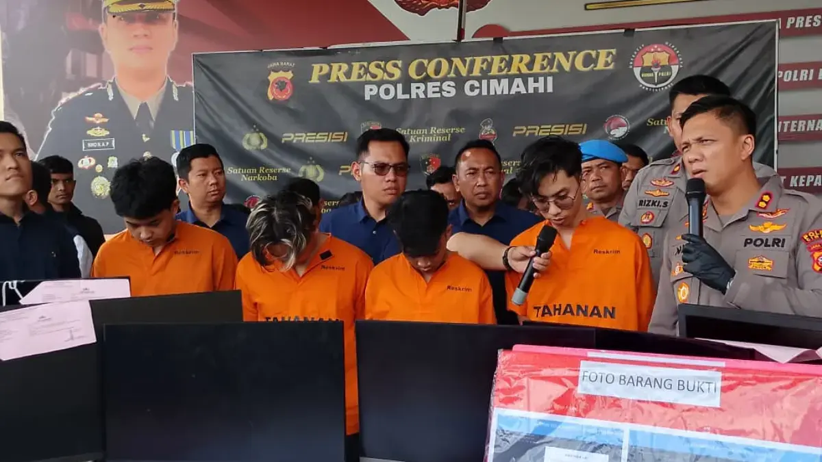 Empat Tersangka Customer Service Judi Online saat Diamankan Polres Cimahi (mong)
