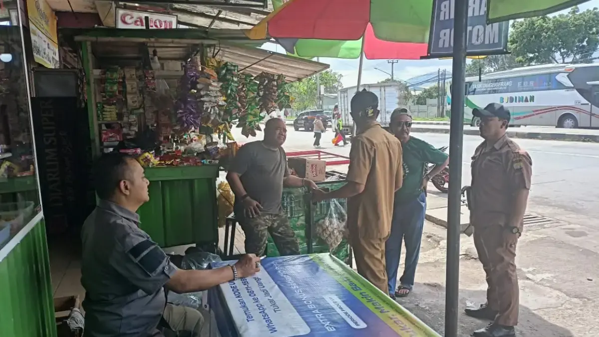 PKL Depan PT Kahatex Tetap Jualan Usai Ditertibkan Satpol PP Sumedang PKL Depan PT Kahatex Tetap Jualan Usai Ditertibkan Satpol PP Sumedang