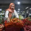 Pedagang merapikan cabai di salah satu pasar tradisional. Foto: Dimas Rachmatsyah / Jabar Ekspres