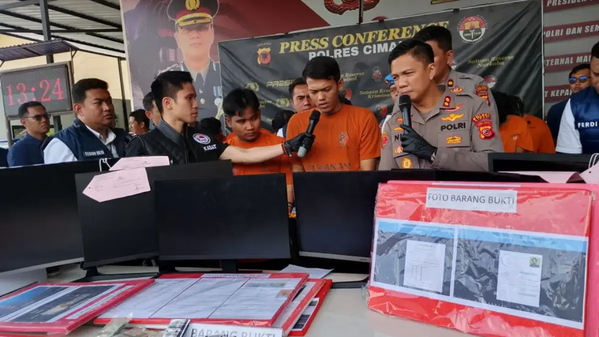 SMS (28) Security Pemkot Cimahi saat diamankan Polres Cimahi usai Gunakan dan Edarkan Ganja (mong)