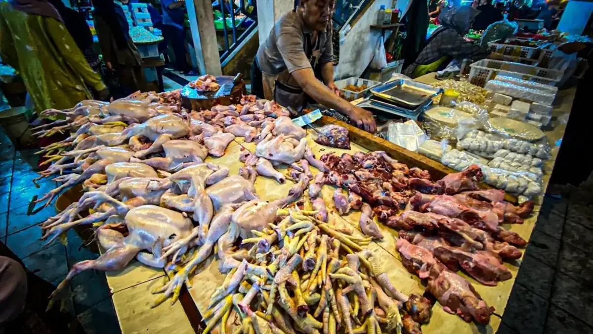 Pedagang ayam potong di pasar tradisional Tagog Padalarang, Bandung Barat. Dok Jabar Ekspres/SuwitnoPedagang a