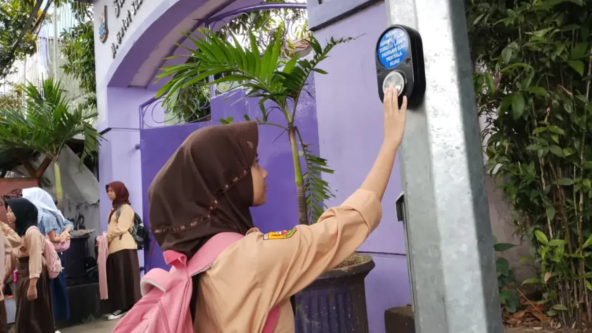 Cimahi Punya Pelican Crossing Pertama, Dishub Prioritaskan Keselamatan Anak Sekolah Salah Seorang Siswi SMPN 6 Cimahi saat Memencet Tombol Pelican Crossing (mong)