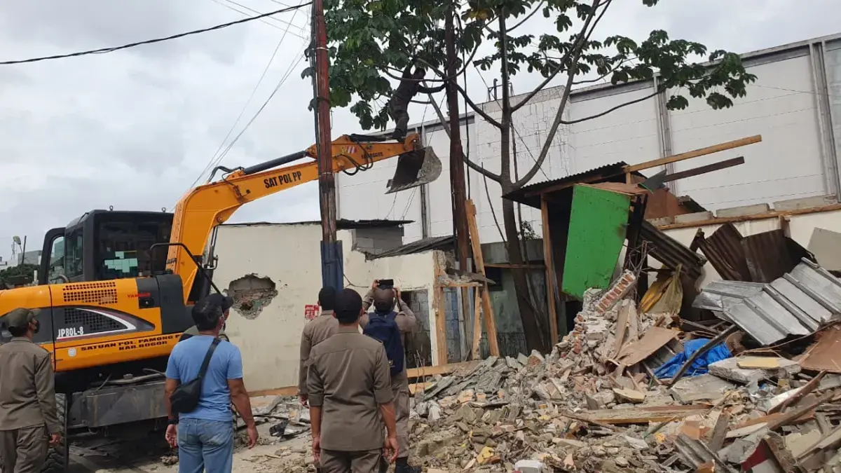 17 Bangunan Liar di Pasar Cibinong Ditertibkan. FOTO SANDIKA/ JABAR EKSPRES
