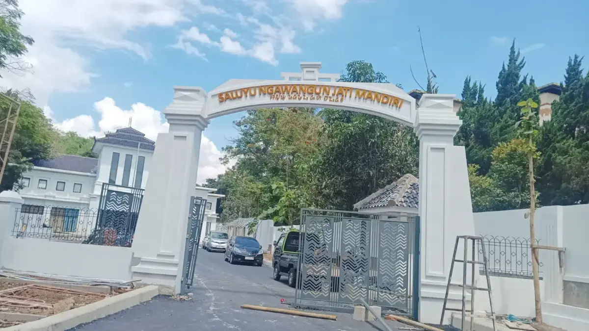 Di Balik Megahnya Gapura Pemkot Cimahi, Maestro Sunda Soroti Identitas Budaya Gegara Kesalahan Aksara Gapura Pemkot Cimahi menuai sorotan usai ditemukan kesalahan fatal penulisan aksara Sunda Baku. Maestro budaya