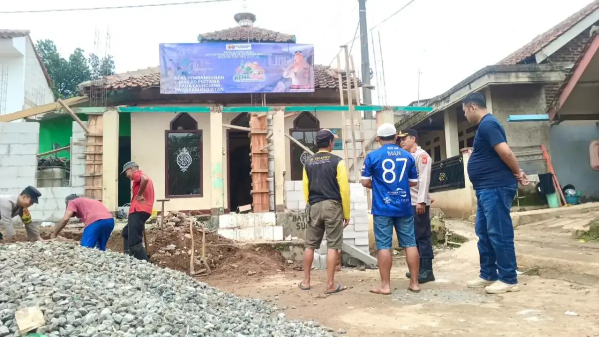 Polsek Pameungpeuk Polresta Bandung memulai pembangunan Masjid Al-Istiqomah di Kampung Pasir Malang RT 03/RW 0