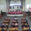 Anggota DPRD Banjar saat mengikuti rapat paripurna di ruang sidang, baru-baru ini. (Cecep Herdi/Jabar Ekspres)