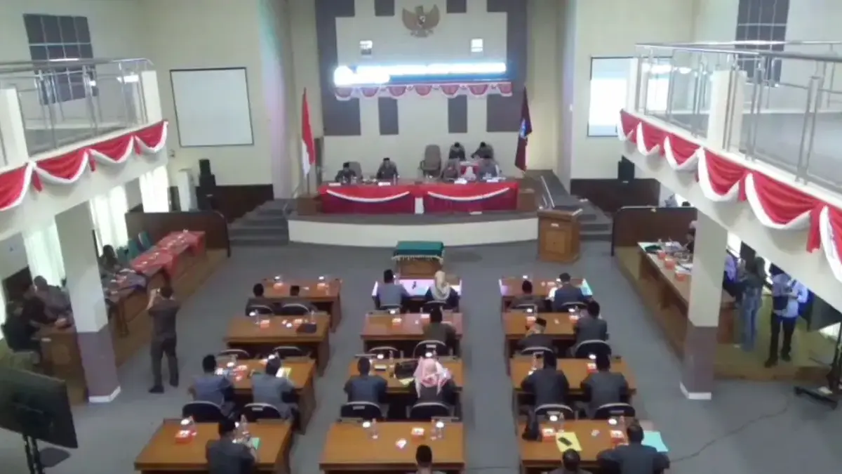 Anggota DPRD Banjar saat mengikuti rapat paripurna di ruang sidang, baru-baru ini. (Cecep Herdi/Jabar Ekspres)