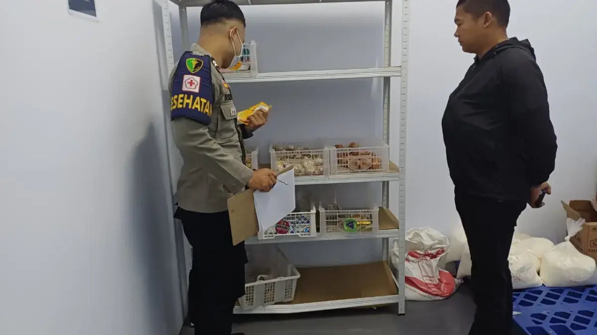 Dokkes Polres Ciamis Polda Jabar memeriksa bahan baku makanan di SPPG Dapur Sehat Kemala Polres Ciamis di SPPG