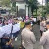 Sejumlah warga kavling Perumahan Kharisma Kencana, Desa Rancamanyar, Kecamatan Baleendah, Kabupaten Bandung