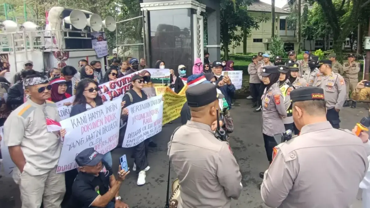 Sejumlah warga kavling Perumahan Kharisma Kencana, Desa Rancamanyar, Kecamatan Baleendah, Kabupaten Bandung