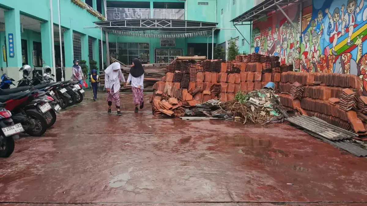 Rongsokan Renovasi di Sekolah Jadi Sorotan, SDN Mandiri 1 Tunggu Penarikan Aset Daerah Rongsokan Renovasi di Sekolah Jadi Sorotan, SDN Mandiri 1 Tunggu Penarikan Aset Daerah