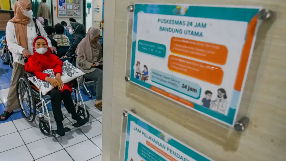 Sejumlah pasien antre untuk menjalani pemeriksaan kesehatan di Puskesmas Ibrahim Adjie, Kota Bandung