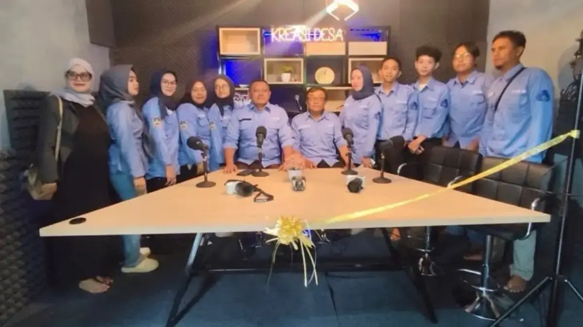 Ruang Kreatif Jadi Motor Baru Ekonomi Desa Bandung Barat Kepala DPMD Bandung Barat Dudi Supriadi saat meresmikan studio podcast pusat kreasi Desa Ciptaharja, Kecamatan