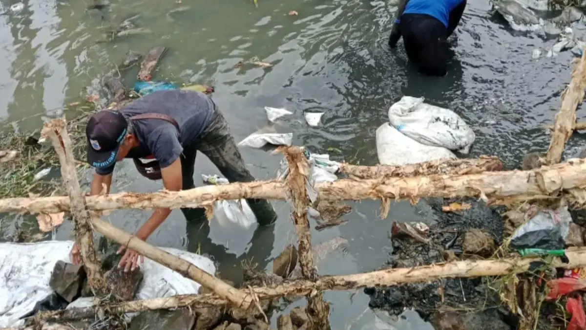 Hujan deras yang mengguyur wilayah Kota Cimahi kembali memicu banjir di kawasan perbatasan