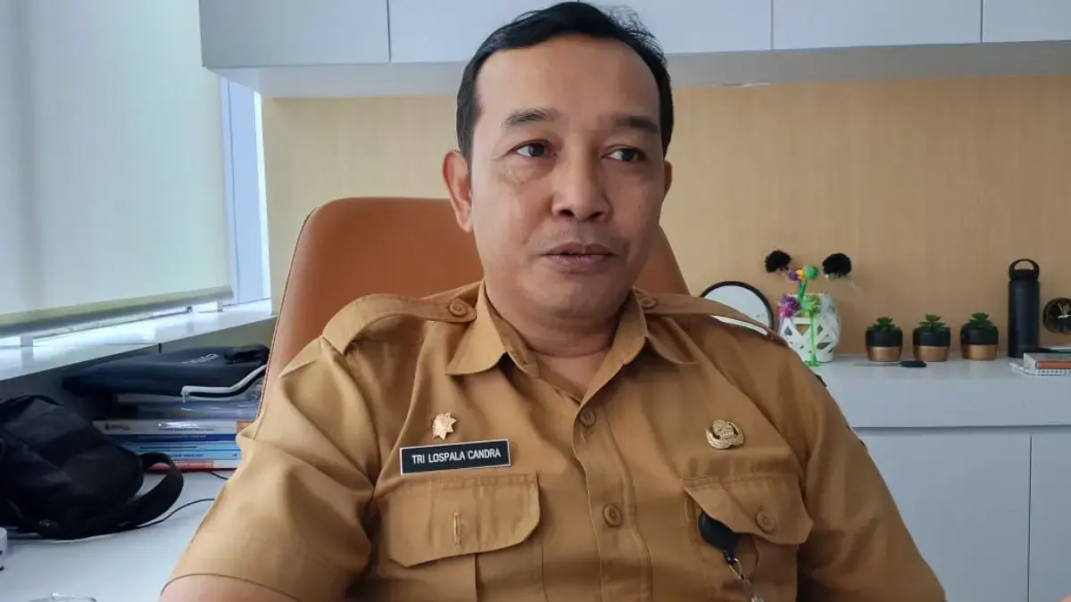 Stok Blanko Aman Meski Dibatasi Pusat, Disdukcapil Cimahi Pastikan Layanan KTP-el Tetap Lancar di 2026 Plt Kadisdukcapil Kota Cimahi, Tri Lospala Candra saat ditemui Jabar Ekspres di ruang kerjanya