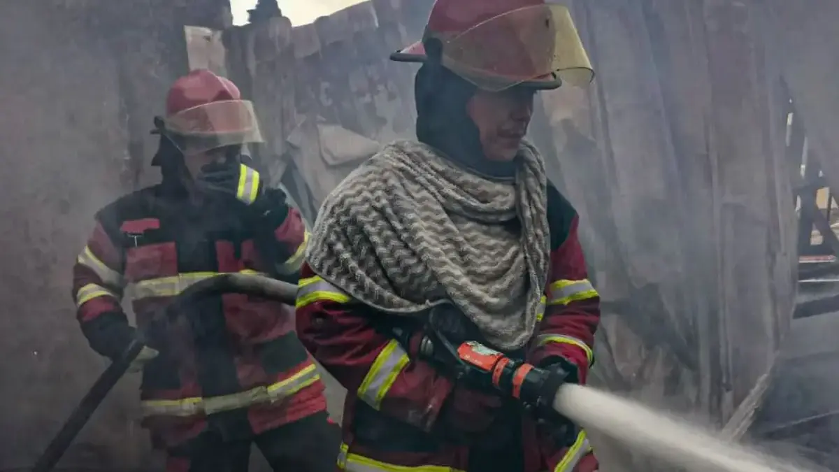 Petugas Damkar tengah memadamkan api yang melahap kios sandal di Kampung Sarapan, Desa Cipatik, Kecamatan Ciha