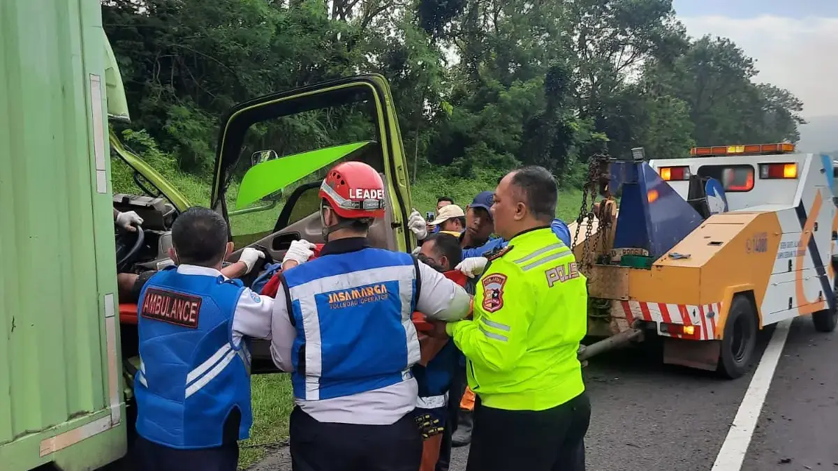 Tabrakan di Tol Cipularang, Kelalaian Jarak Aman Diduga Jadi Pemicu Korban Jiwa Insiden kecelakaan lalu lintas yang terjadi di KM 90.600 A Cipularang. Dok. Unit PJR Tol Cipularang