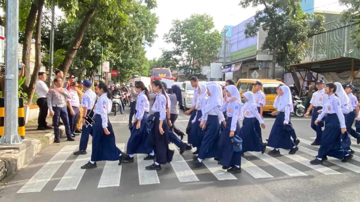 Pelajar Akui Terbantu Pelican Crossing di Jalan Gatot Subroto Cimahi