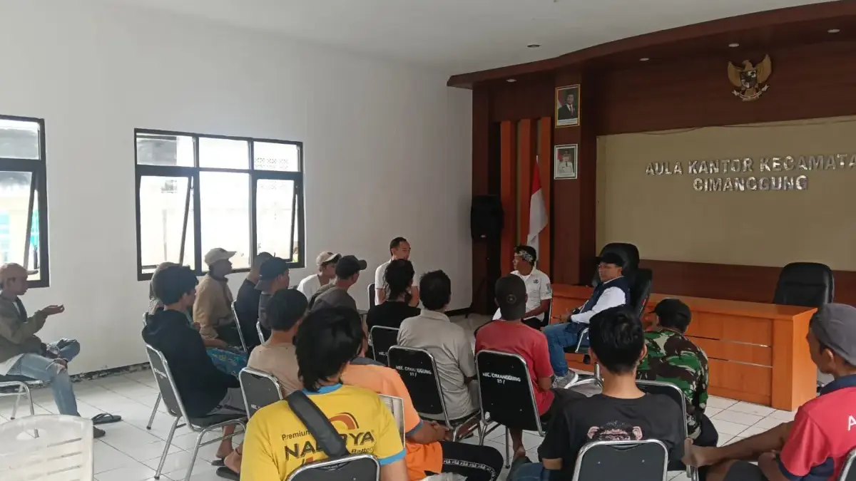 Sejumlah pelaku usaha alias PKL ketika berdialog dengan pihak Trantibum Kecamatan Cimanggung