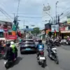 Pemandangan di Persimpangan Jalan Kolonel Masturi, Kota Cimahi. Tiang traffic light yang sebelumnya menampilka
