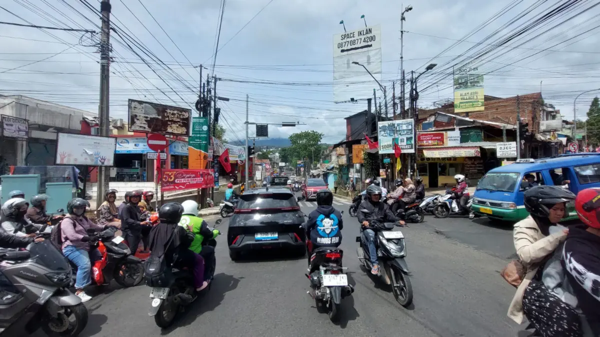 Lampu Lalu Lintas Tak Aktif, Arus Kendaraan di Simpang Kolonel Masturi Cimahi Malah Lebih Tertata Pemandangan di Persimpangan Jalan Kolonel Masturi, Kota Cimahi. Tiang traffic light yang sebelumnya menampilka