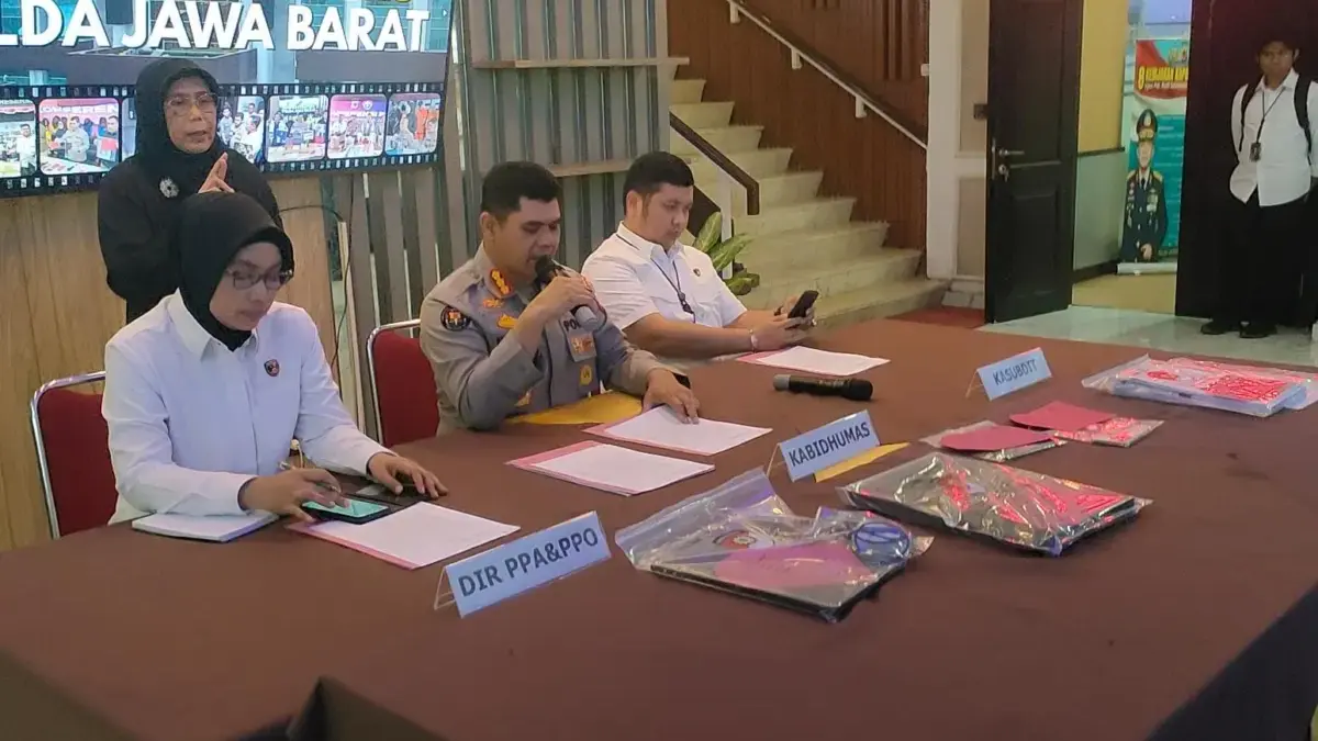 Polda Jabar saat tetapkan dua orang tersangka dalam kasus dugaan pencemaran nama baik melalui media sosial