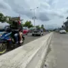 Pembangunan separator jalan di Jalan Terusan Exit Tol Soroja, Desa Parungserab, Kecamatan Soreang, Kabupaten B