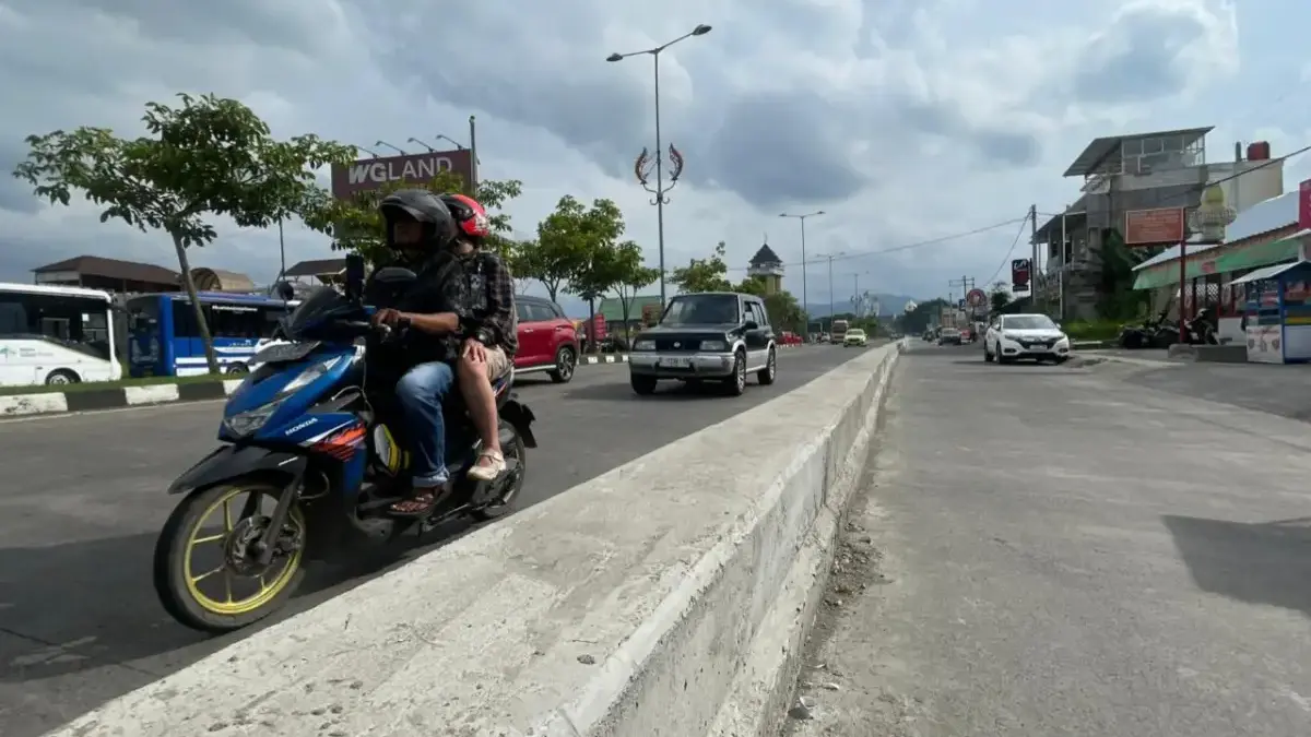 Pembangunan separator jalan di Jalan Terusan Exit Tol Soroja, Desa Parungserab, Kecamatan Soreang, Kabupaten B