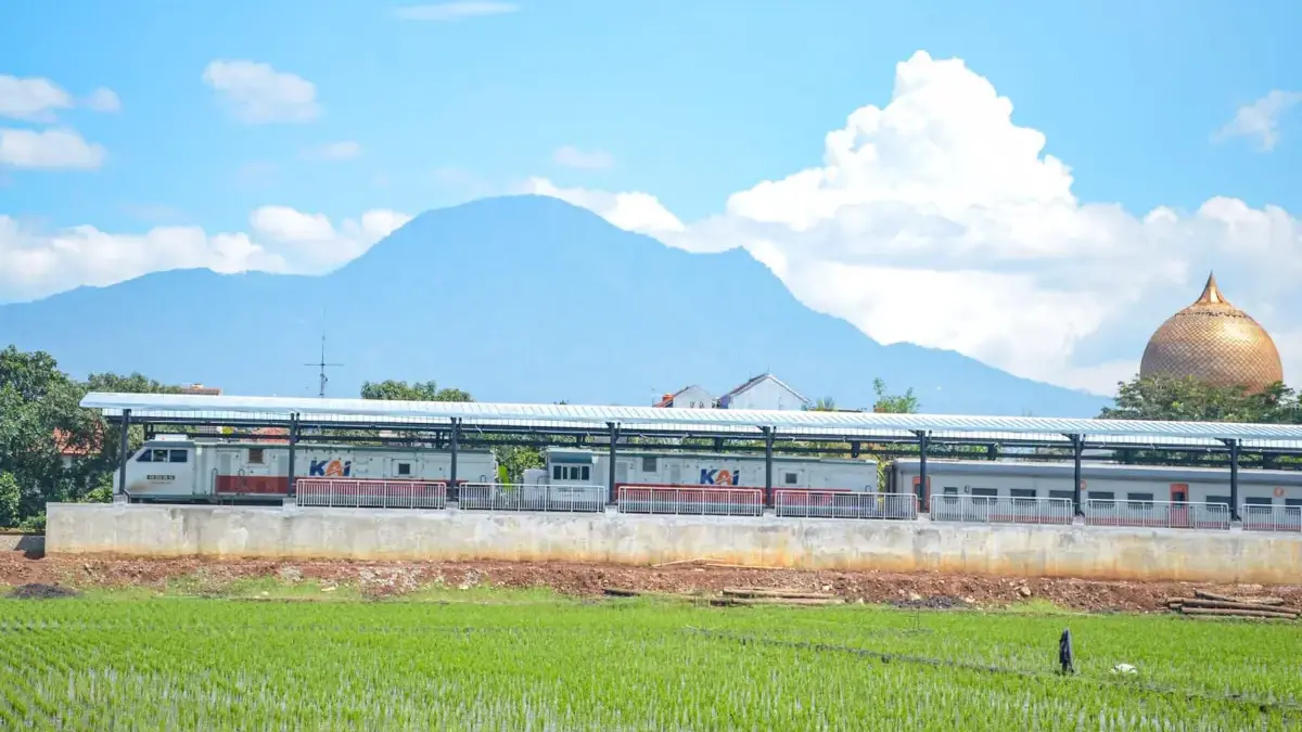 Ilustrasi: Kereta api melintas di Stasiun Cimekar, Kota Bandung. Foto: Dimas Rachmatsyah / Jabar Ekspres