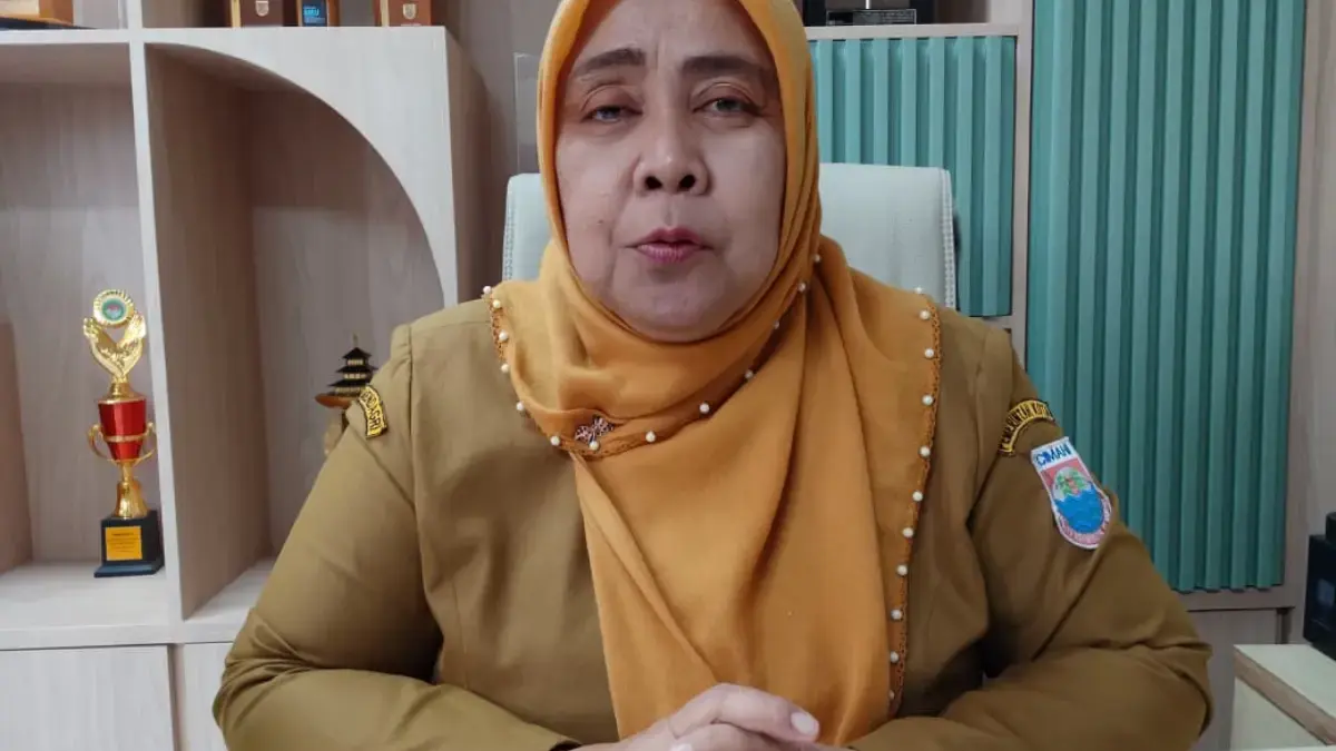 Kepala Dinas Lingkungan Hidup Kota Cimahi, Chanifah Listyarini saat Ditemui Jabar Ekspres di ruang kerjanya (m