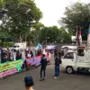 Sejumlah masa saat berorasi di depan Gedung Sate, Selasa (20/1). (son)