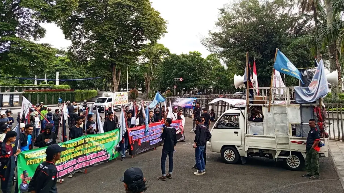 Sejumlah masa saat berorasi di depan Gedung Sate, Selasa (20/1). (son)