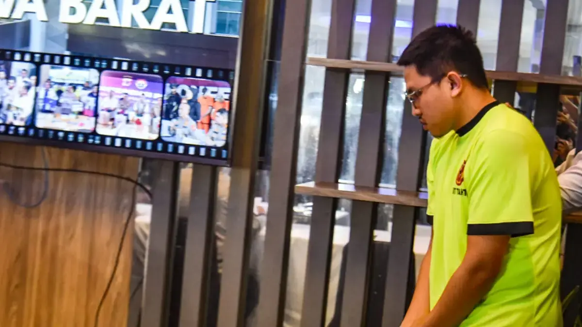 Tidak Jadi Tersangka, Polda Jabar Pastikan Rekan Resbob Hanya Sebagai Saksi Tersangka Muhammad Adimas Firdaus Putra Nasihan alias Resbob (kanan) dihadirkan saat konferensi pers terkait u
