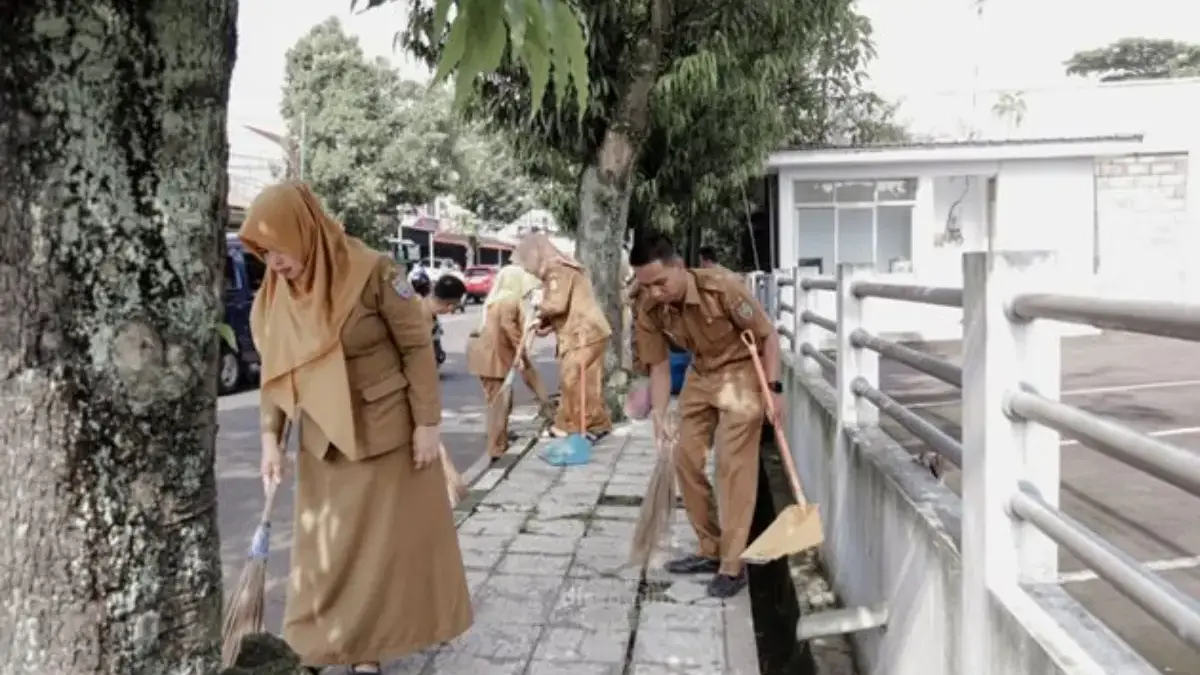 ASN di lingkungan Pemkab Ciamis membersihkan sampah di sepanjang ruas jalan raya, Selasa (20/6/2026)