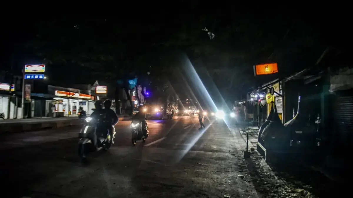 Jalur Bandung–Garut Gelap Gulita, PJU Mati Massal Picu Ancaman Kecelakaan di Tengah Efisiensi Anggaran Suasana minim Penerangan Jalan Umum (PJU) di akses jalan Bandung menuju Garut, Jalan Rancaekek