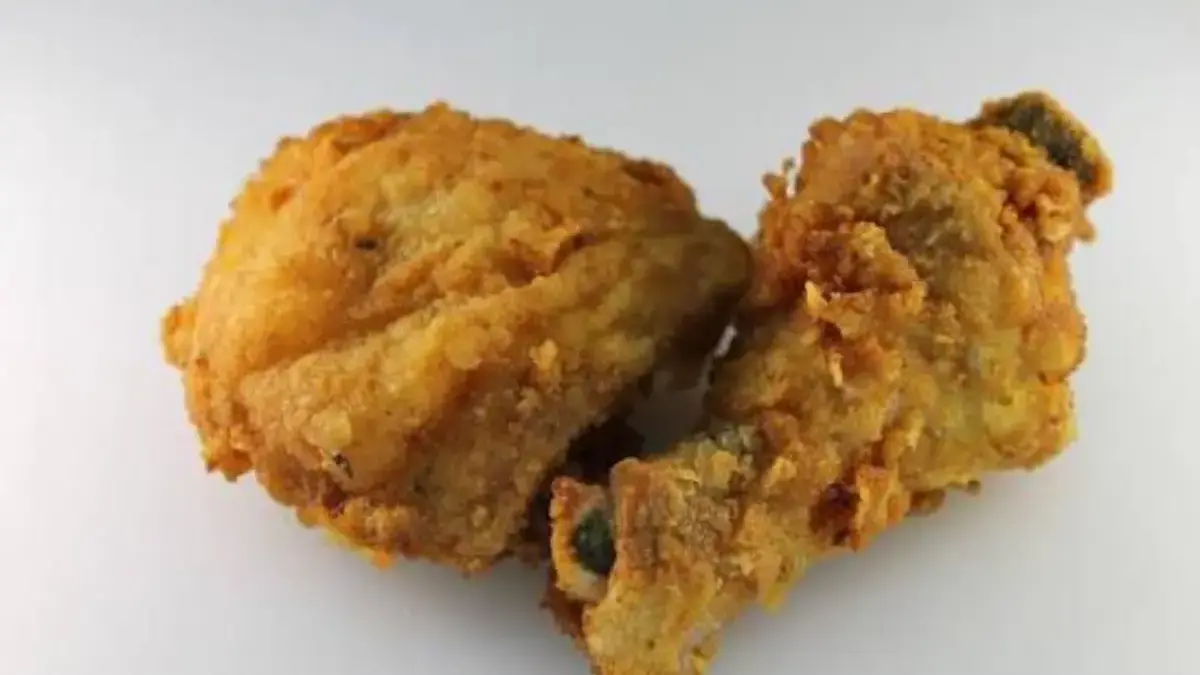 Menu ayam Program Makan Bergizi Gratis (MBG) yang dikeluhkan wali murid karena mengeluarkan aroma kurang sedap