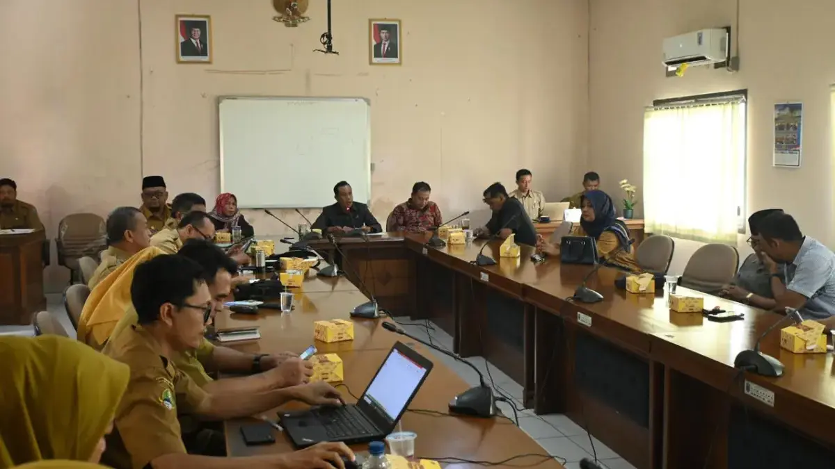 DPRD Banjar Sepakat Potong Tunjangan, Sikap Bijak di Tengah Krisis Keuangan Fraksi DPRD Banjar dan TAPD saat menggelar rapat terbatas membahas rencana penyesuaian tunjangan anggota dewan