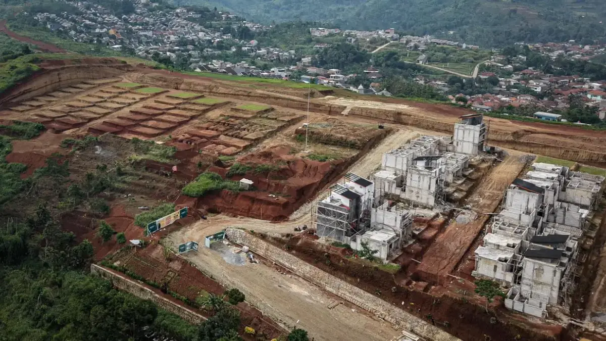 Pembekuan Izin Perumahan Tekan Investasi, Sejumlah Proyek di Bandung Barat Tertahan Foto udara memperlihatkan kondisi pembangunan perumahan The Emeralda Resort Padalarang, Bandung Barat