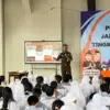 Kepala Seksi Intelijen Kejaksaan Negeri Cimahi, Fajrian Yustiardi saat Memberikan Materi pada Siswa-siswi SMPN