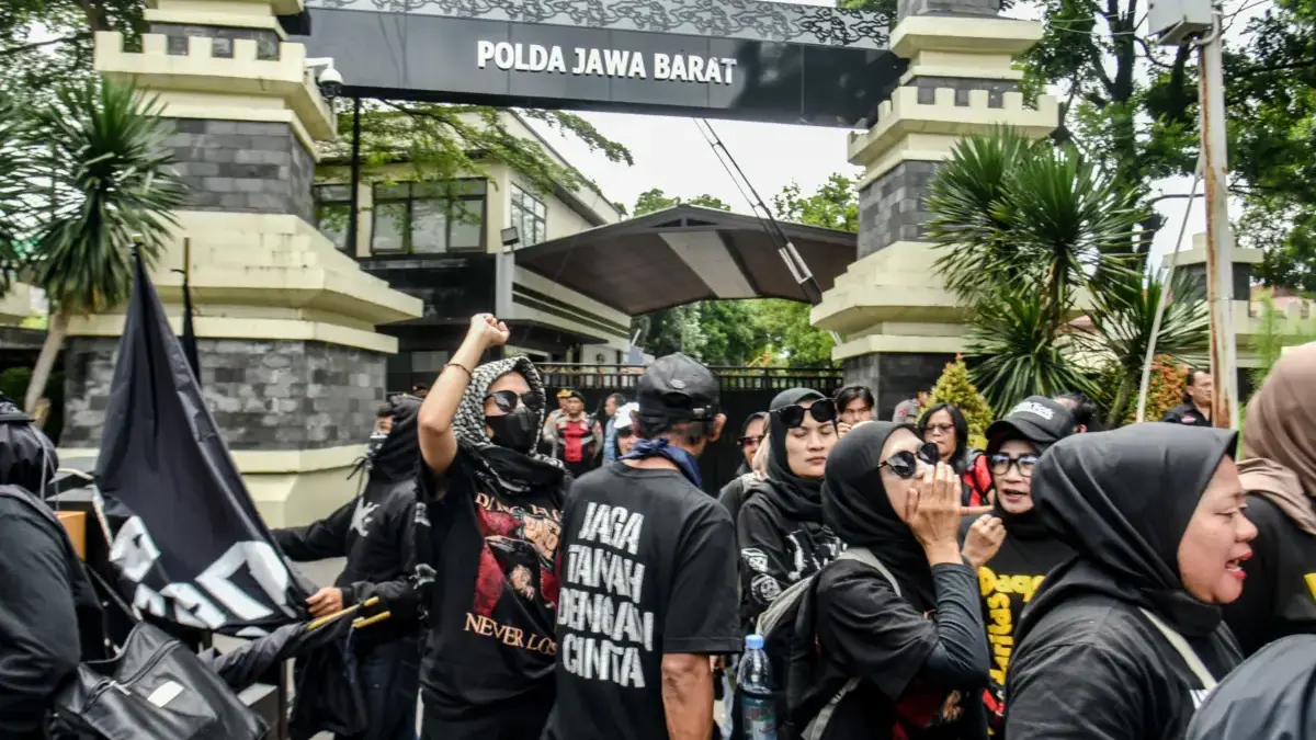 Warga yang tergabung dalam Forum Dago Melawan mendatangi Mapolda Jabar perihal konflik agraria di permukiman
