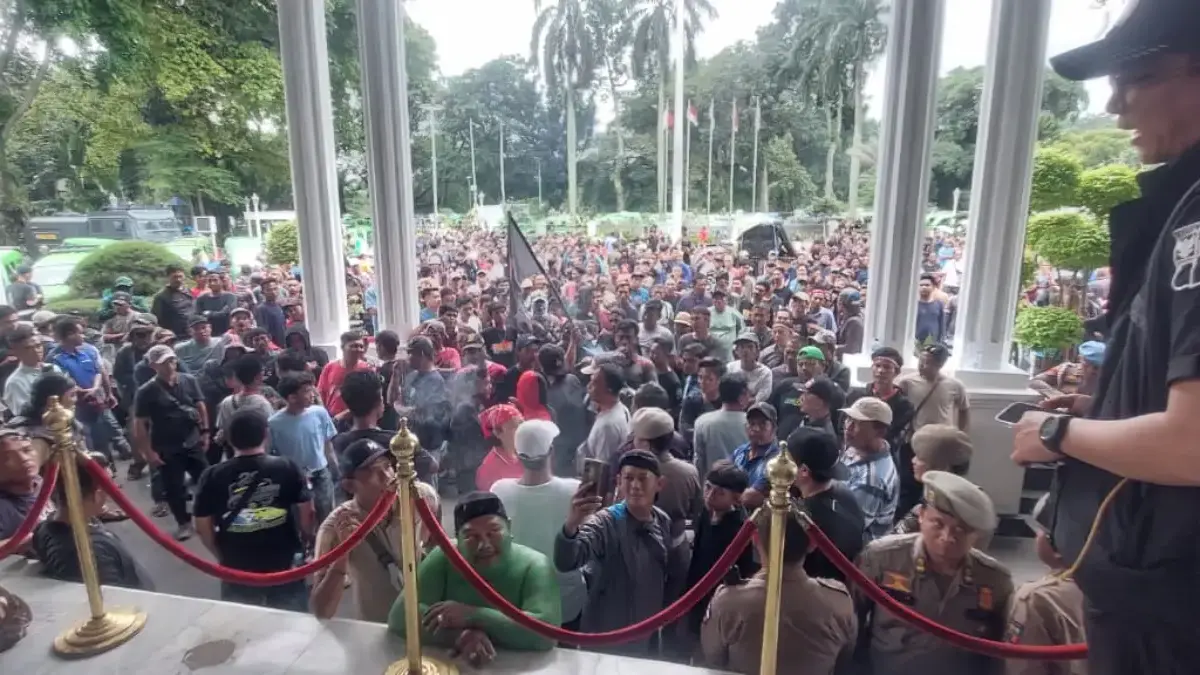 Aksi ratusan sopir dan pemilik angkot di depan Balai Kota Bogor sempat ricuh dan menutup Jalan Ir. H. Djuanda