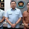 Hendrik Purnomo (kiri) dan Eko Pradana Utama (kanan) bersama Wakil Kepala Badan Gizi Nasional