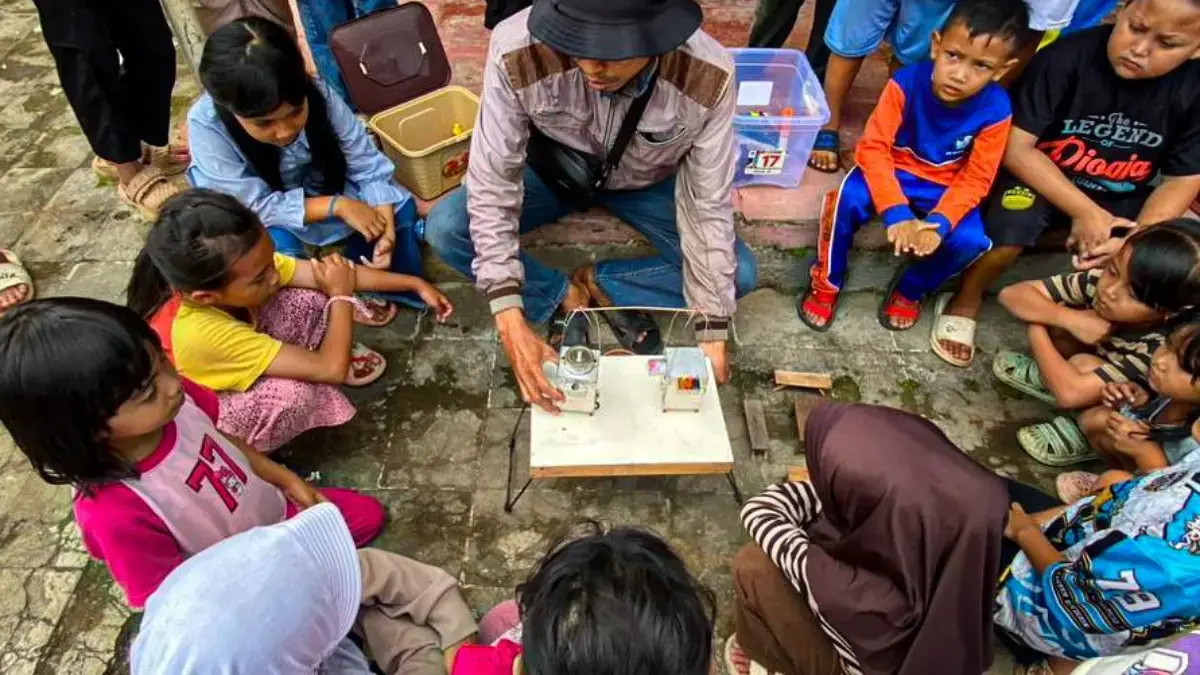Deden Mahfud Aliyudin bersama miniatur karyanya. Dok Jabar Ekspres/Suwitno