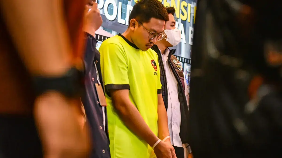 Tersangka Muhammad Adimas Firdaus Putra Nasihan alias Resbob (tengah) dihadirkan saat konferensi pers