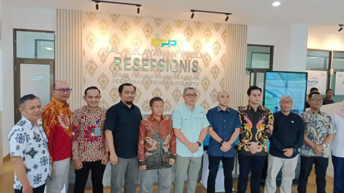 Sekda Bandung Barat, Ade Zakir (tengah) saat meresmikan layanan keimigrasian di Mal Pelayanan Publik (MPP)